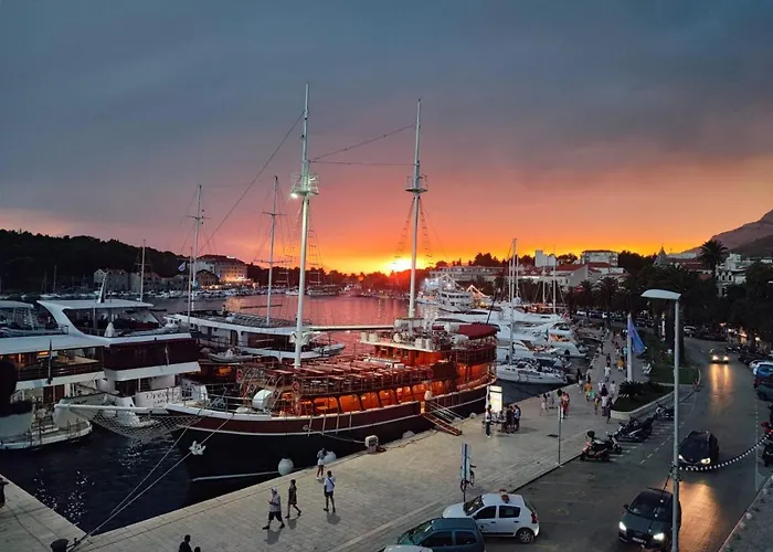 Port On Riva With Parking And Sea View * 马卡尔斯卡